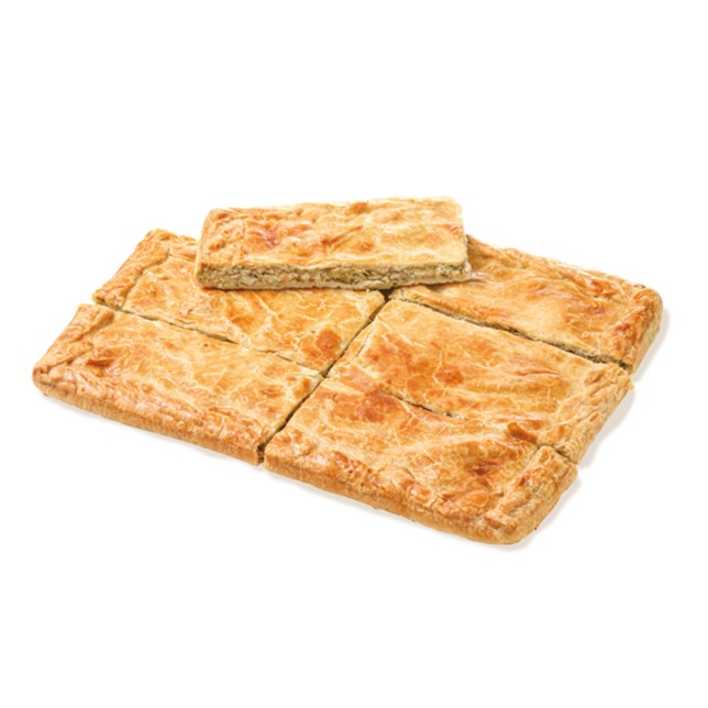 Pedaço de torta salgada com alcachofra